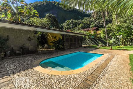 Casa de condomínio à venda com 339m², 4 quartos e 4 vagasÁrea comum - Piscina