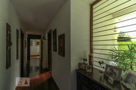 Casa de condomínio à venda com 339m², 4 quartos e 4 vagasCorredor