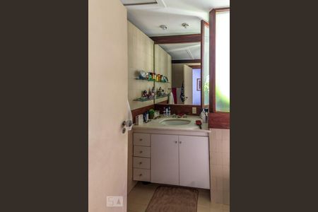 Casa de condomínio à venda com 339m², 4 quartos e 4 vagasBanheiro do corredor 1