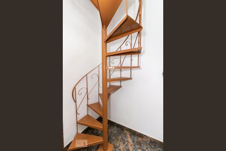 Casa para alugar com 310m², 5 quartos e 2 vagas Casa para alugar com 310m², 5 quartos e 2 vagasEscada