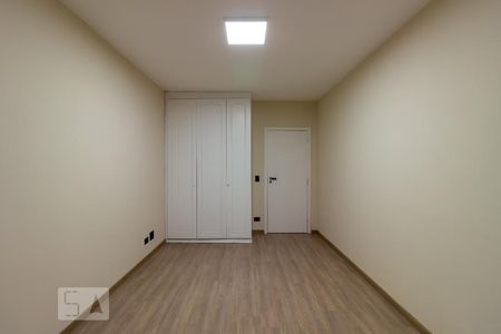 Casa de condomínio à venda com 297m², 4 quartos e 2 vagas Casa de condomínio à venda com 297m², 4 quartos e 2 vagasQuarto 1