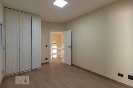 Casa de condomínio à venda com 297m², 4 quartos e 2 vagas Casa de condomínio à venda com 297m², 4 quartos e 2 vagasSuíte 2