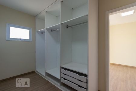 Casa de condomínio à venda com 297m², 4 quartos e 2 vagas Casa de condomínio à venda com 297m², 4 quartos e 2 vagasCloset Suíte Master