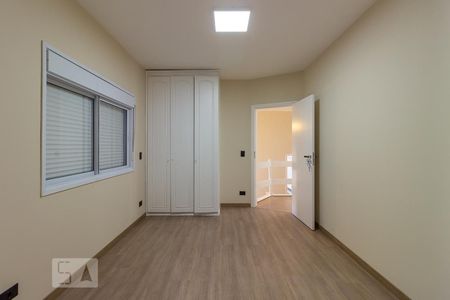 Casa de condomínio à venda com 297m², 4 quartos e 2 vagas Casa de condomínio à venda com 297m², 4 quartos e 2 vagasSuíte 2