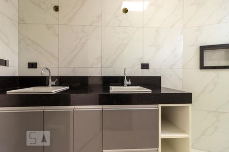 Casa de condomínio à venda com 297m², 4 quartos e 2 vagas Casa de condomínio à venda com 297m², 4 quartos e 2 vagasBanheiro Social