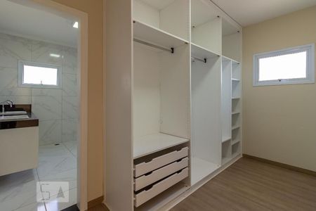 Casa de condomínio à venda com 297m², 4 quartos e 2 vagas Casa de condomínio à venda com 297m², 4 quartos e 2 vagasCloset Suíte Master