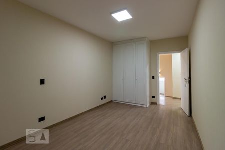 Casa de condomínio à venda com 297m², 4 quartos e 2 vagas Casa de condomínio à venda com 297m², 4 quartos e 2 vagasQuarto 1