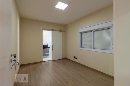 Casa de condomínio à venda com 297m², 4 quartos e 2 vagas Casa de condomínio à venda com 297m², 4 quartos e 2 vagasSuíte 2