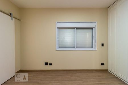 Casa de condomínio à venda com 297m², 4 quartos e 2 vagas Casa de condomínio à venda com 297m², 4 quartos e 2 vagasSuíte 2