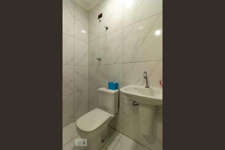 Casa de condomínio à venda com 297m², 4 quartos e 2 vagas Casa de condomínio à venda com 297m², 4 quartos e 2 vagasBanheiro de Serviço