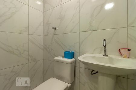 Casa de condomínio à venda com 297m², 4 quartos e 2 vagas Casa de condomínio à venda com 297m², 4 quartos e 2 vagasBanheiro de Serviço