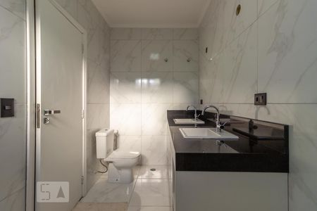 Casa de condomínio à venda com 297m², 4 quartos e 2 vagas Casa de condomínio à venda com 297m², 4 quartos e 2 vagasBanheiro Social