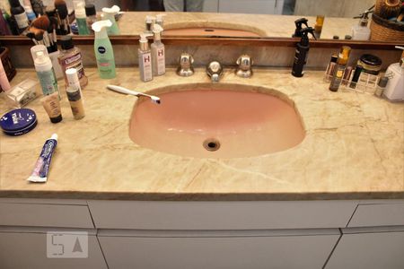 Casa à venda com 500m², 5 quartos e 5 vagasBanheiro da suíte - Pia