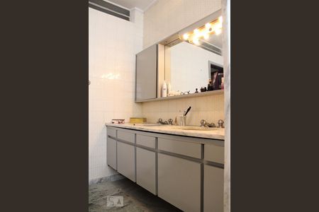 Casa à venda com 500m², 5 quartos e 5 vagasBanheiro 2