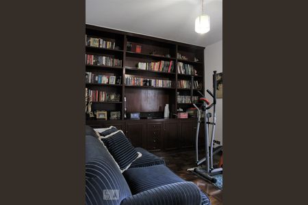 Casa à venda com 500m², 5 quartos e 5 vagasSala de leitura - Armários