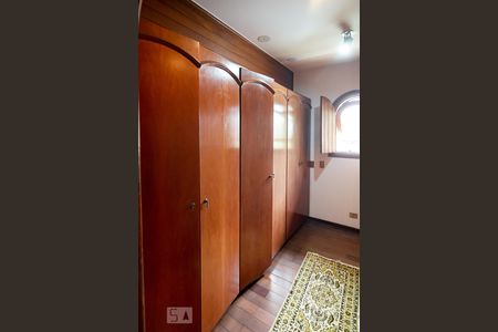 Casa para alugar com 500m², 4 quartos e 2 vagas Casa para alugar com 500m², 4 quartos e 2 vagasCloset Quarto 1 - Suíte