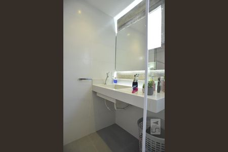 Casa à venda com 444m², 5 quartos e 4 vagasBanheiro Suíte da Casa de Hospede