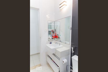 Casa à venda com 245m², 3 quartos e 2 vagas Casa à venda com 245m², 3 quartos e 2 vagasBanheiro