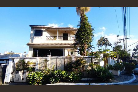 Casa à venda com 600m², 5 quartos e 5 vagas Casa à venda com 600m², 5 quartos e 5 vagasFachada