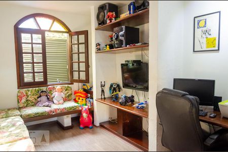 Casa de condomínio à venda com 185m², 3 quartos e 1 vaga Casa de condomínio à venda com 185m², 3 quartos e 1 vagaEscritório