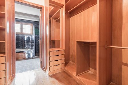 Casa à venda com 460m², 4 quartos e 4 vagas Casa à venda com 460m², 4 quartos e 4 vagasCloset