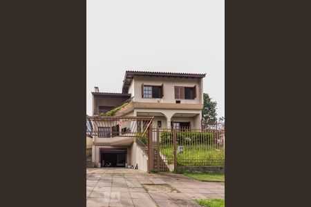 Casa à venda com 460m², 4 quartos e 4 vagas Casa à venda com 460m², 4 quartos e 4 vagasFachada