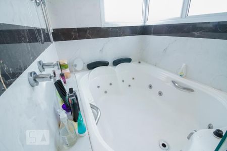 Apartamento à venda com 210m², 3 quartos e 4 vagas Apartamento à venda com 210m², 3 quartos e 4 vagasBanheiro Suíte 1