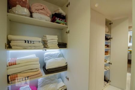 Apartamento à venda com 210m², 3 quartos e 4 vagas Apartamento à venda com 210m², 3 quartos e 4 vagasArmários Corredor