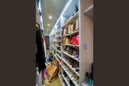 Apartamento à venda com 210m², 3 quartos e 4 vagas Apartamento à venda com 210m², 3 quartos e 4 vagasCloset da Suíte 1