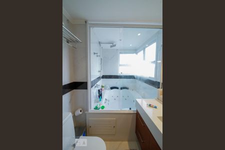 Apartamento à venda com 210m², 3 quartos e 4 vagas Apartamento à venda com 210m², 3 quartos e 4 vagasBanheiro Suíte 1