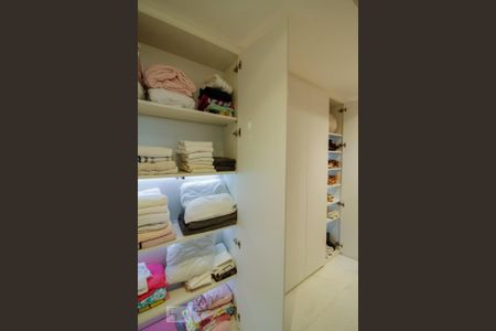 Apartamento à venda com 210m², 3 quartos e 4 vagas Apartamento à venda com 210m², 3 quartos e 4 vagasArmários Corredor