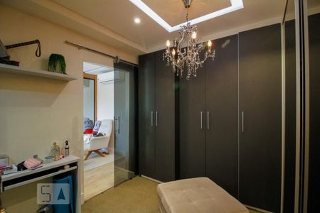 Apartamento à venda com 210m², 3 quartos e 4 vagas Apartamento à venda com 210m², 3 quartos e 4 vagasCloset da Suíte 1