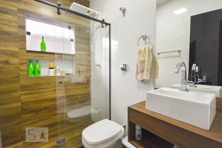 Casa à venda com 180m², 3 quartos e sem vagaBanheiro do corredor
