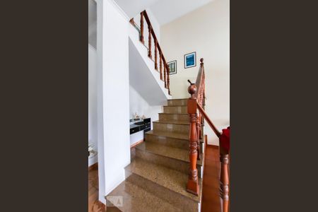 Casa para alugar com 320m², 3 quartos e 5 vagas Casa para alugar com 320m², 3 quartos e 5 vagasEscada