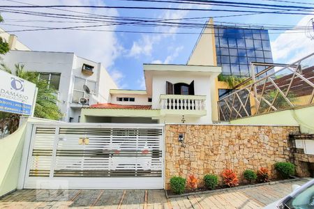 Casa para alugar com 320m², 3 quartos e 5 vagas Casa para alugar com 320m², 3 quartos e 5 vagasFachada