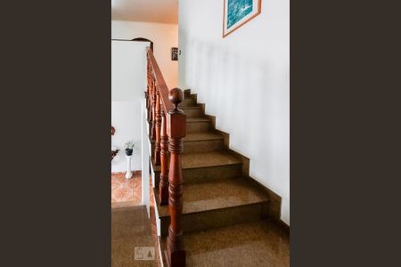 Casa para alugar com 320m², 3 quartos e 5 vagas Casa para alugar com 320m², 3 quartos e 5 vagasEscada