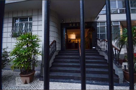 Apartamento à venda com 147m², 4 quartos e sem vaga Apartamento à venda com 147m², 4 quartos e sem vagaFachada e portaria