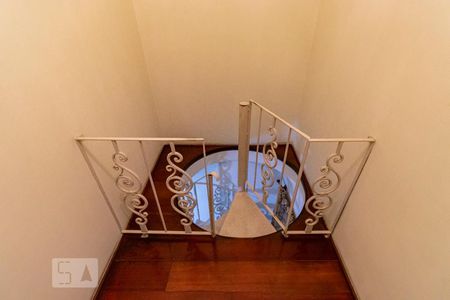 Casa à venda com 140m², 2 quartos e 1 vaga2o. Andar - Escadas