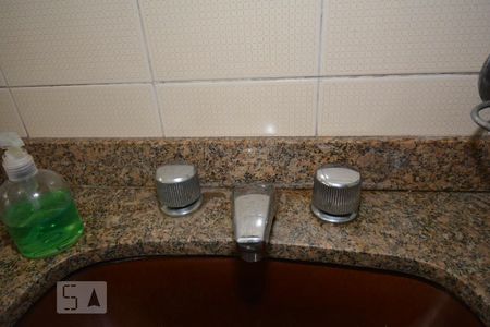 Casa à venda com 240m², 4 quartos e 2 vagasBanheiro Social do Primeiro Piso - Torneira