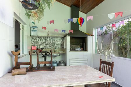 Casa à venda com 275m², 6 quartos e 4 vagas Casa à venda com 275m², 6 quartos e 4 vagasChurrasqueira