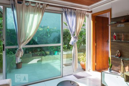 Casa à venda com 275m², 6 quartos e 4 vagas Casa à venda com 275m², 6 quartos e 4 vagasCasa 2 - Sala