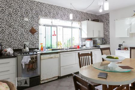 Casa à venda com 275m², 6 quartos e 4 vagas Casa à venda com 275m², 6 quartos e 4 vagasCozinha