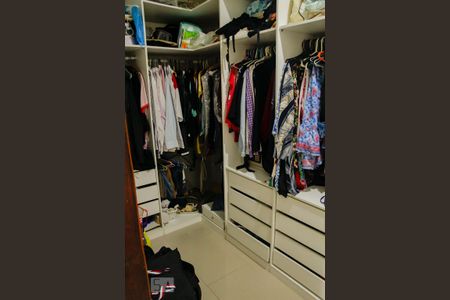 Casa à venda com 300m², 4 quartos e sem vaga Casa à venda com 300m², 4 quartos e sem vagacloset