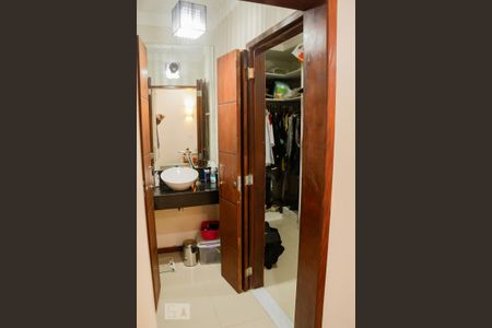 Casa à venda com 300m², 4 quartos e sem vaga Casa à venda com 300m², 4 quartos e sem vagabanheiro e closet