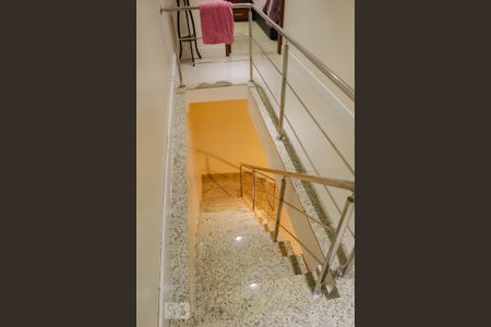 Casa à venda com 300m², 4 quartos e sem vaga Casa à venda com 300m², 4 quartos e sem vagaescada para o segundo andar