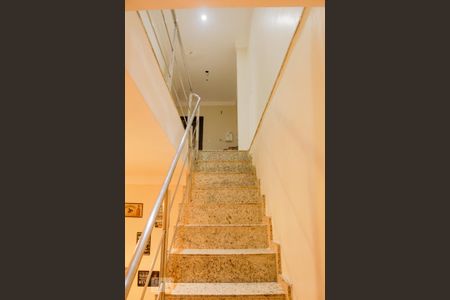 Casa à venda com 300m², 4 quartos e sem vaga Casa à venda com 300m², 4 quartos e sem vagaescada para o segundo andar