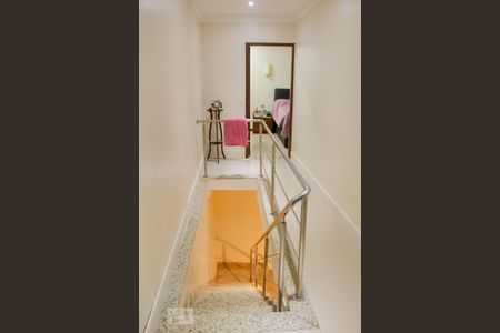 Casa à venda com 300m², 4 quartos e sem vaga Casa à venda com 300m², 4 quartos e sem vagaescada para o segundo andar