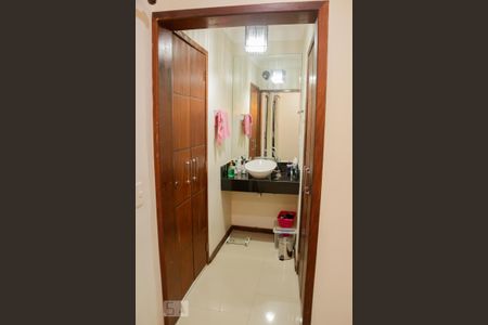 Casa à venda com 300m², 4 quartos e sem vaga Casa à venda com 300m², 4 quartos e sem vagabanheiro e closet