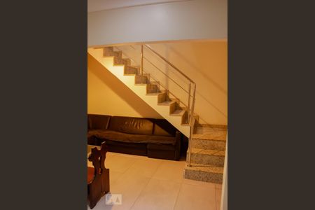 Casa à venda com 300m², 4 quartos e sem vaga Casa à venda com 300m², 4 quartos e sem vagaescada para o segundo andar