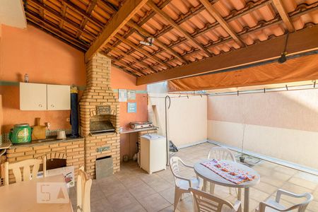 Casa à venda com 235m², 4 quartos e 5 vagas Casa à venda com 235m², 4 quartos e 5 vagasQuintal com Churrasqueira